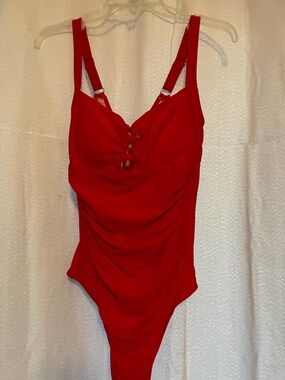 Cupshe Bright Red Ladies One-Piece Swimsuit with Adjustable Straps, Large